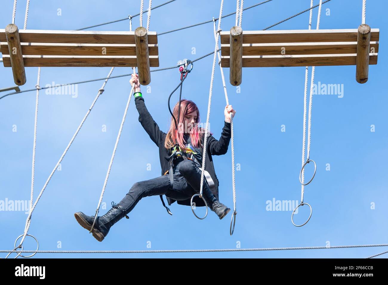 Felix aus dem Norden Londons genießt das warme Wetter beim Klettern am Go Ape im Alexandra Palace im Norden Londons. Bilddatum: Donnerstag, 18. März 2021. Die Temperaturen in Teilen Großbritanniens werden diese Woche voraussichtlich deutlich wärmer sein, da Familien und Freunde wieder vereint sind und sportliche Aktivitäten in England nach der Lockerung der Einschränkungen des Coronavirus wieder aufgenommen werden dürfen. Stockfoto