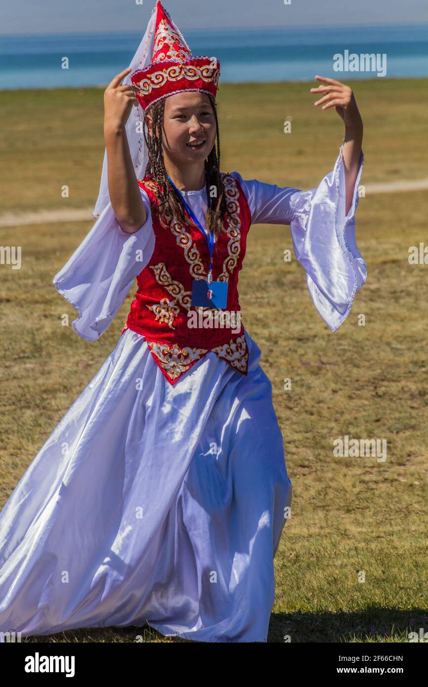 SONG KOL, KIRGISISTAN - 25. JULI 2018: Traditionelles Kleid trägt Mädchen während der National Horse Games Festival am Ufer des Son Kol See Stockfoto