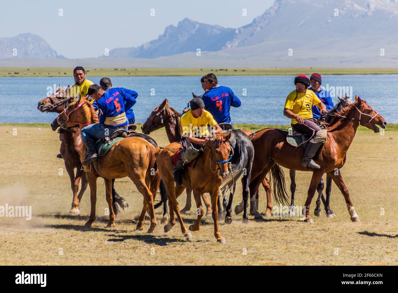 SONG KOL, KIRGISISTAN - 25. JULI 2018: Spieler von kok Boru (ulak tartysh), traditionelles Pferdespiel, mit einem Ziegenkadaver, bei den National Horse Games Fes Stockfoto