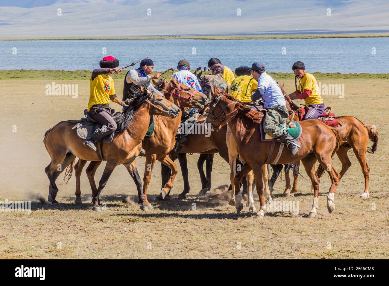 SONG KOL, KIRGISISTAN - 25. JULI 2018: Spieler von kok Boru (ulak tartysh), traditionelles Pferdespiel, mit einem Ziegenkadaver, bei den National Horse Games Fes Stockfoto