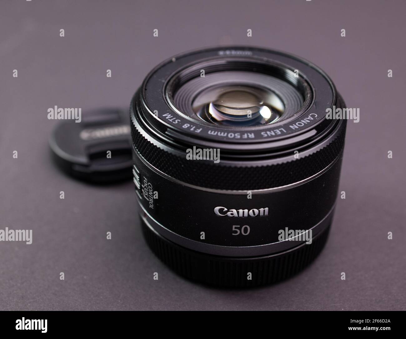 Canon 50mm Objektiv für die neue RF-Halterung - FRANKFURT, DEUTSCHLAND - 30. MÄRZ 2021 Stockfoto