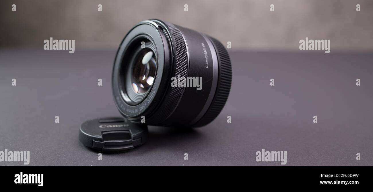 Canon 50mm Objektiv für die neue RF-Halterung - FRANKFURT, DEUTSCHLAND - 30. MÄRZ 2021 Stockfoto