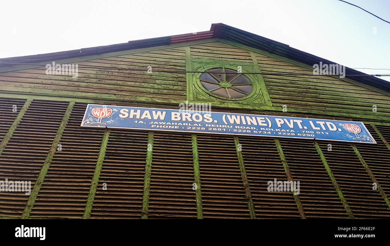 Kolkata, Westbengalen, Indien - Januar 2018: Die Holzarchitektur des alten Shaw Bros. Shop in der Esplanade der Stadt Kolkata. Stockfoto