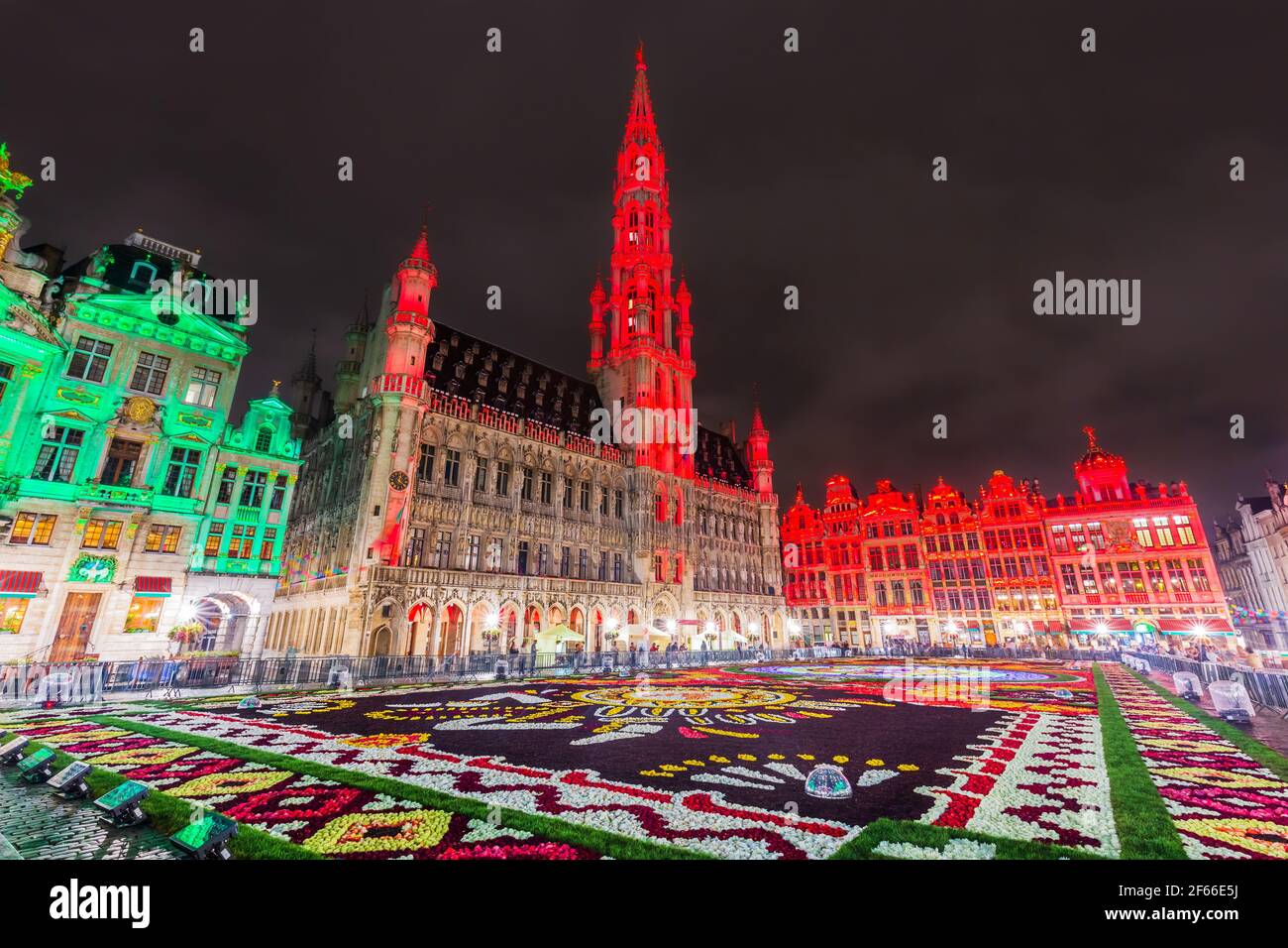 Brüssel, Belgien - 17. August 2018: Grand Place während Blütenteppich Festival. Das Thema dieses Jahres war Mexiko. Stockfoto
