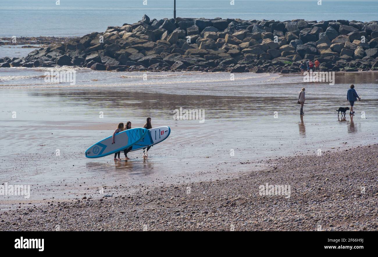 Sidmouth, Devon, Großbritannien. März 2021, 30th. UK Wetter: Die Menschen strömen in den Badeort Sidmouth, Devon, um die herrliche Sonne zu genießen, während die Südküste in einer Mini-März-Hitzewelle abecht. Kredit: Celia McMahon/Alamy Live Nachrichten Stockfoto