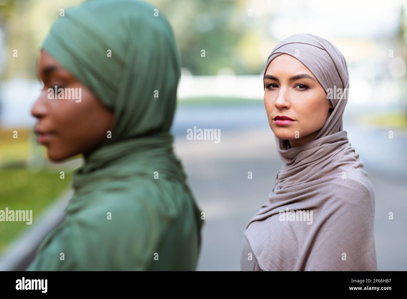 Zwei Verschiedene Muslimische Frauen Posieren Im Freien, Tragen Traditionelle Hijab Stockfoto