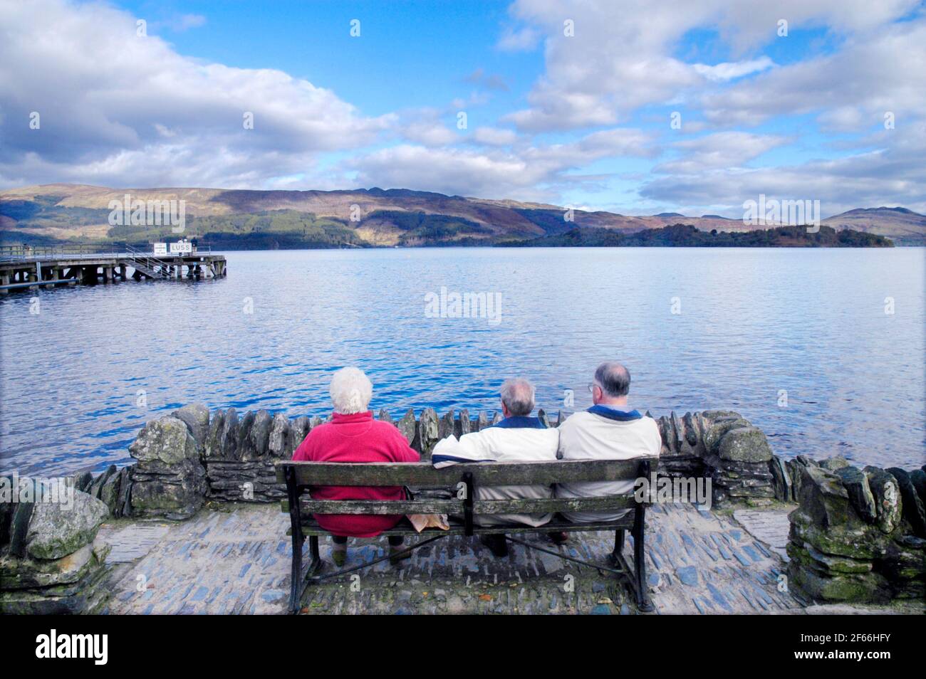 Men on a Bench, Luss, Schottland Stockfoto