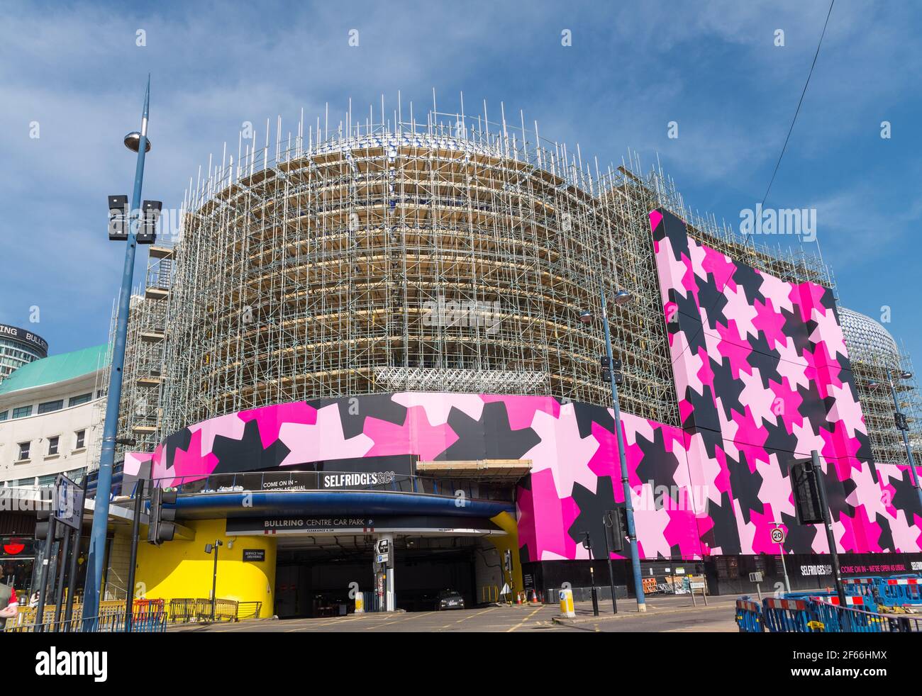 Das Gerüst wird um das ikonische und unverwechselbare Selfridges Gebäude herum errichtet In Birmingham, während die Aluminiumscheiben gereinigt und gewartet werden Stockfoto