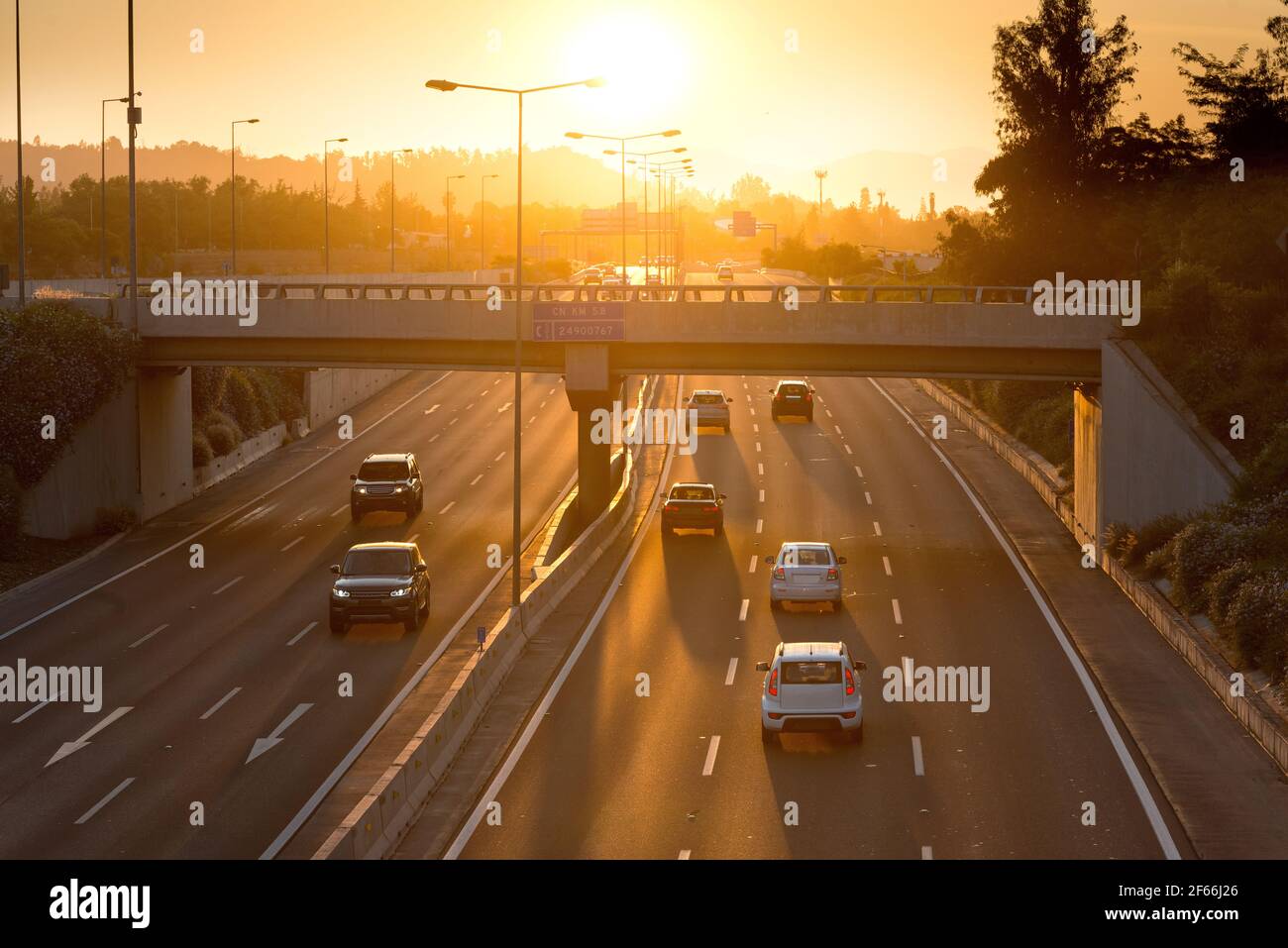 Autobahn Costanera Norte im Stadtteil Vitacura von Santiago de Chile bei Sonnenuntergang. Stockfoto