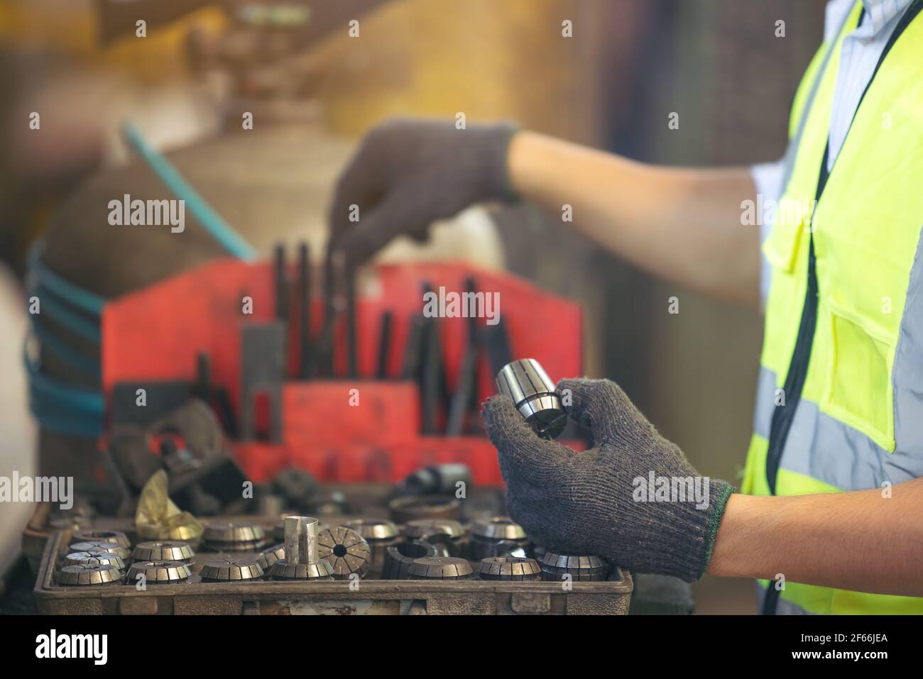 Asiatische Ingenieur Arbeiter Qualitätskontrolle der Service-Maschine in der Fabrik Stockfoto
