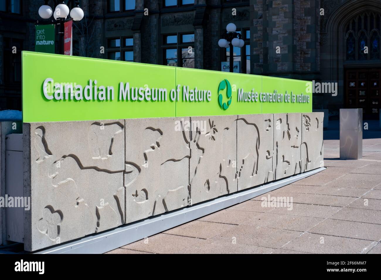 Ottawa, Ontario, Kanada - 20. März 2021: Das Schild am Eingang des Canadian Museum of Nature. Stockfoto