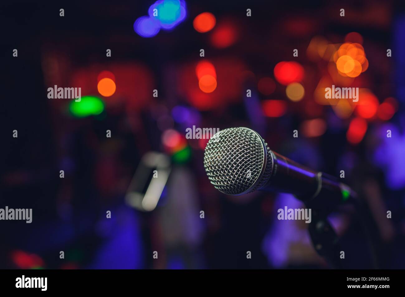 Das Innere des Cafés Bars der Durchgang zum Dance Floor Synth