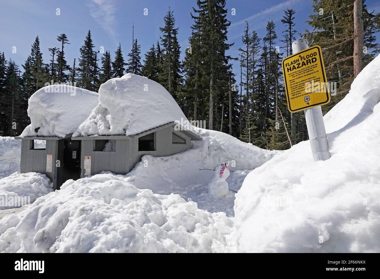 Tiefschnee bedeckt die Grubentoiletten in einem Snowpark an den Hängen des Mount Hood, Oregon, dem höchsten Gipfel des Staates. Stockfoto