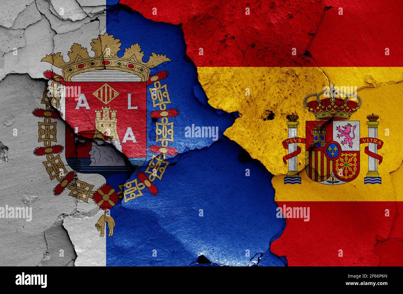 Flaggen von Alicante und Spanien auf rissige Wand gemalt Stockfoto