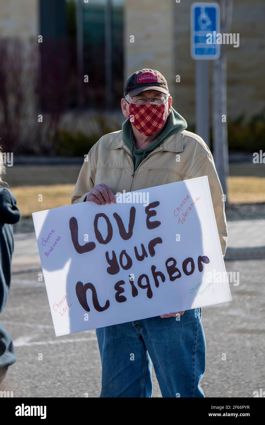 Maple Grove, Minnesota. März 25, 2021. Ein maskierter Protestler bei einer Stop Asian Hate-Kundgebung, um an die Opfer der Atlanter Morde zu erinnern. Stockfoto