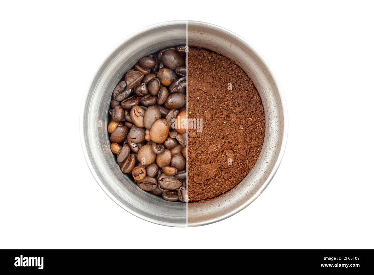 Collage aus zwei Fotos einer Kaffeemühle aus Stahl, Draufsicht: Mit ganzen Kaffeebohnen und mit gemahlenem Kaffee. Isoliert auf weißem Hintergrund Stockfoto