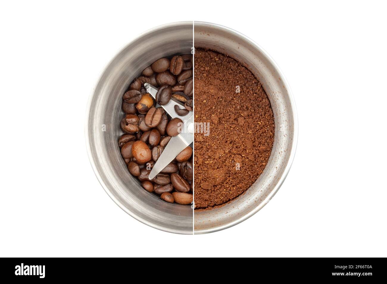 Collage aus zwei Fotos einer Kaffeemühle aus Stahl, Draufsicht: Mit ganzen Kaffeebohnen und sichtbaren Klingen und mit gemahlenem Kaffee. Isoliert auf weißem Hintergrund Stockfoto