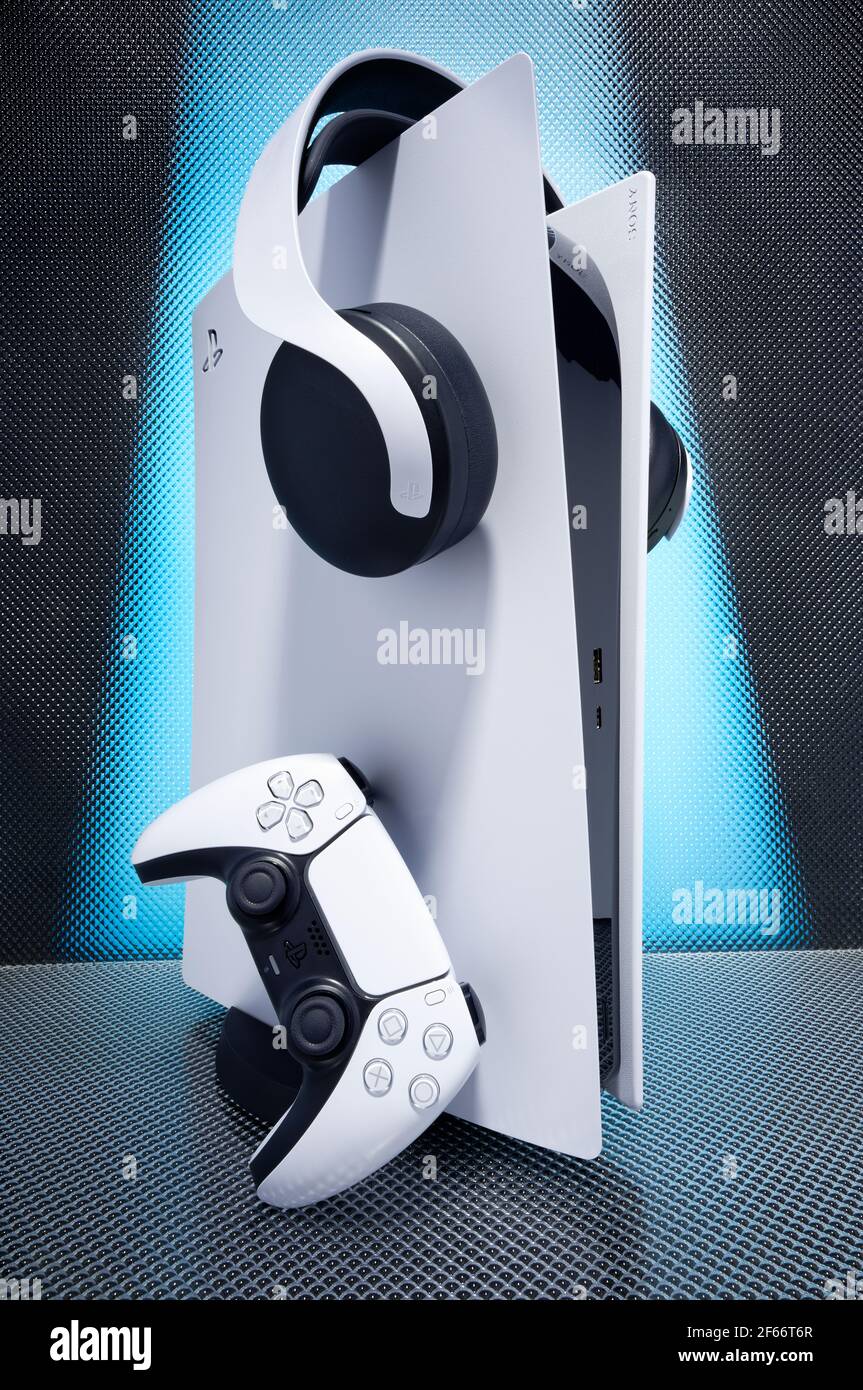 Sony Playstation 5. PS5. Mit DualSense Controller und Pulse 3D Headset. Stockfoto