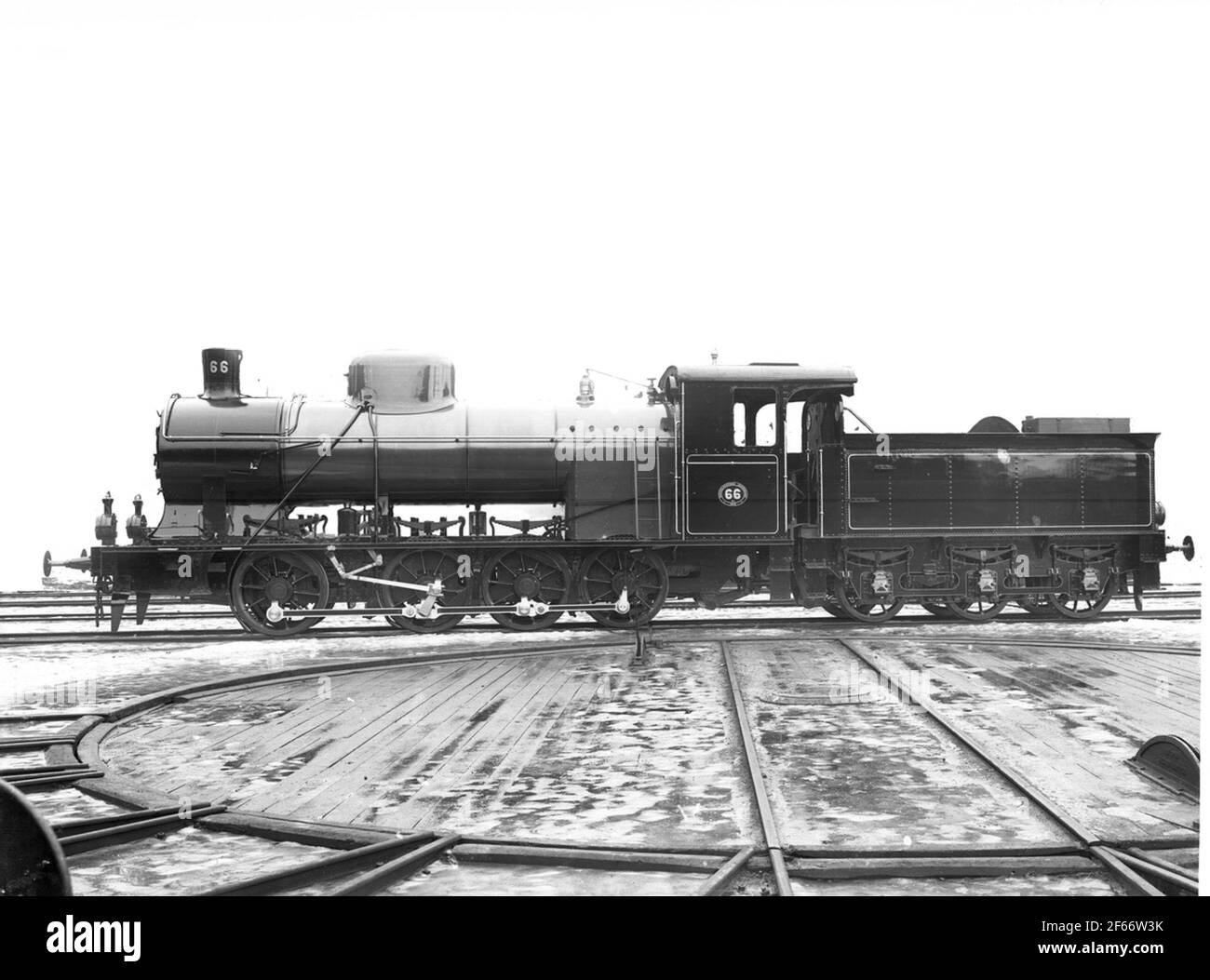 BJ N3 66. Lieferfoto. Die Lokomotive wurde von Motala Werkstatt hergestellt, hatte die höchste Geschwindigkeit 50 km pro Stunde. Verkauft 1948 an die Staatsbahnen und erlaubt SJ E4 1827. 1970 geneigt und dann an High Chaparral verkauft. Stockfoto