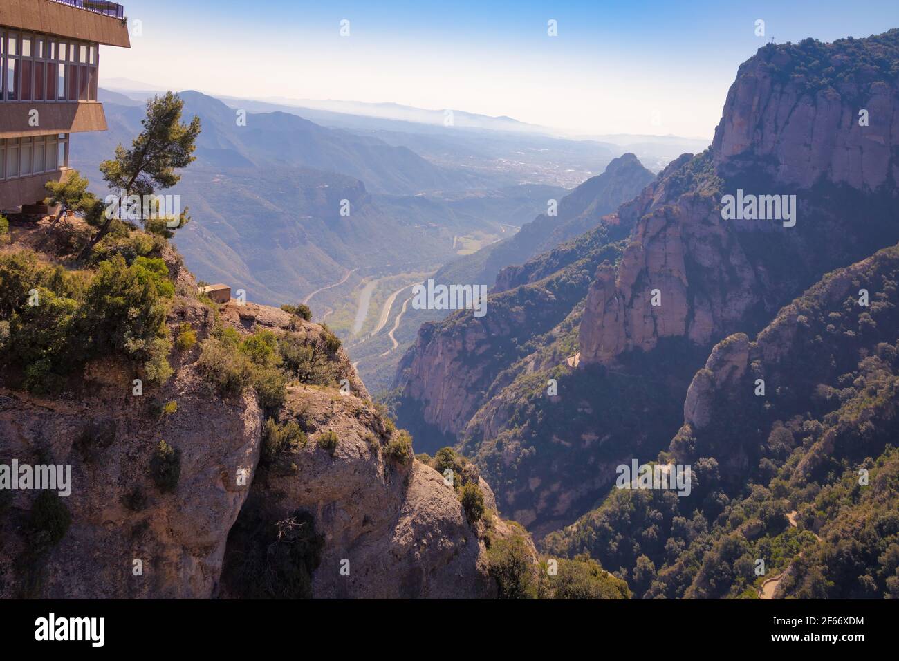 Panoramablick vom Kloster Montserrat auf das Flusstal des Llobregrat, wenn es durch die westlichen Täler geht. Katalonien, Spanien Stockfoto