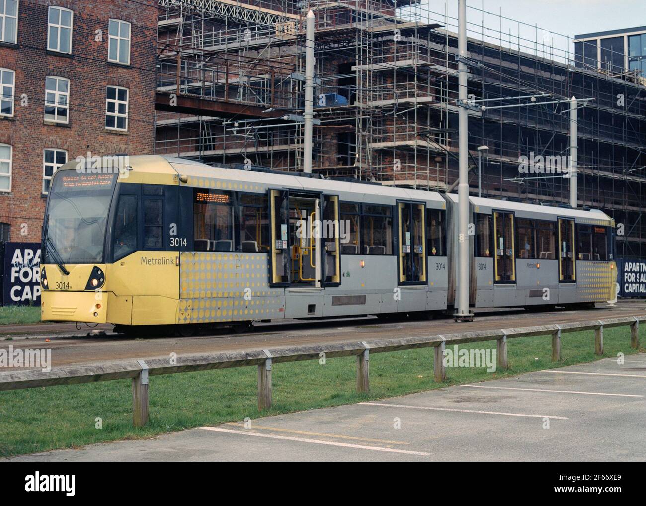 Manchester, Großbritannien - September 2020: Eine Metrolink-Straßenbahn (Bombardier M5000 ) am Straßengleis in der Nähe des Bahnhofs Manchester Piccadilly. Stockfoto