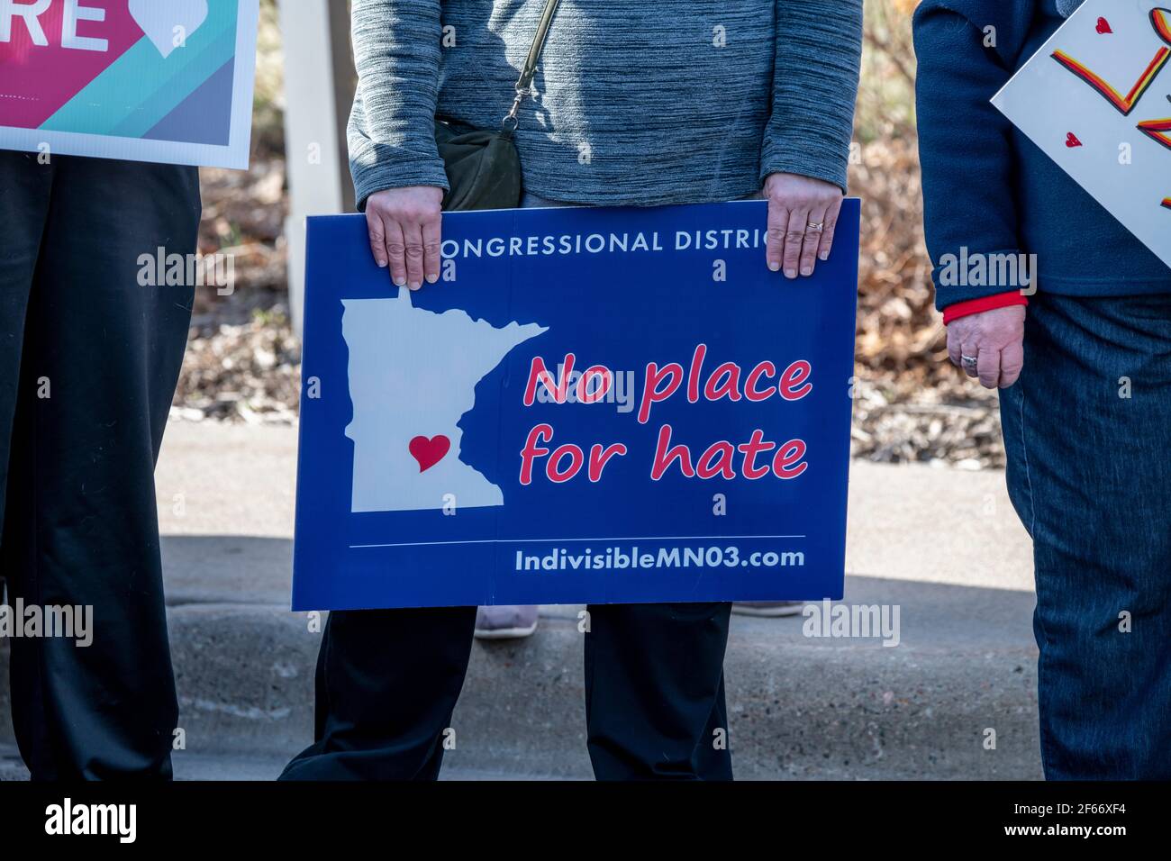 Maple Grove, Minnesota. März 25, 2021. Stoppen Sie den asiatischen Hassprotest, um an die Opfer der Atlanta-Morde zu erinnern. Stockfoto