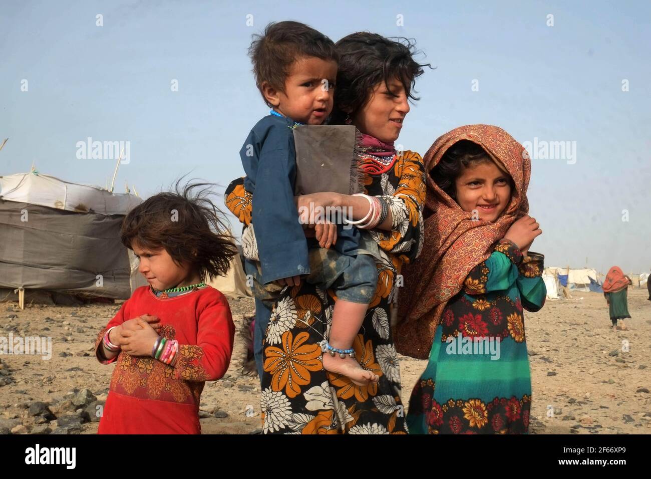 Kandahar, Afghanistan. März 2021, 30th. Afghanische Kinder warten auf Polio-Impfstoff während einer Anti-Polio-Impfkampagne im Panjwai-Distrikt in der Provinz Kandahar im Süden Afghanistans, 30. März 2021. Das afghanische Gesundheitsministerium hat am Montag eine landesweite Kampagne gestartet, um 9,6 Millionen Kindern unter fünf Jahren Impfdosen für Polio zu verabreichen. Quelle: Sanaullah Seiam/Xinhua/Alamy Live News Stockfoto
