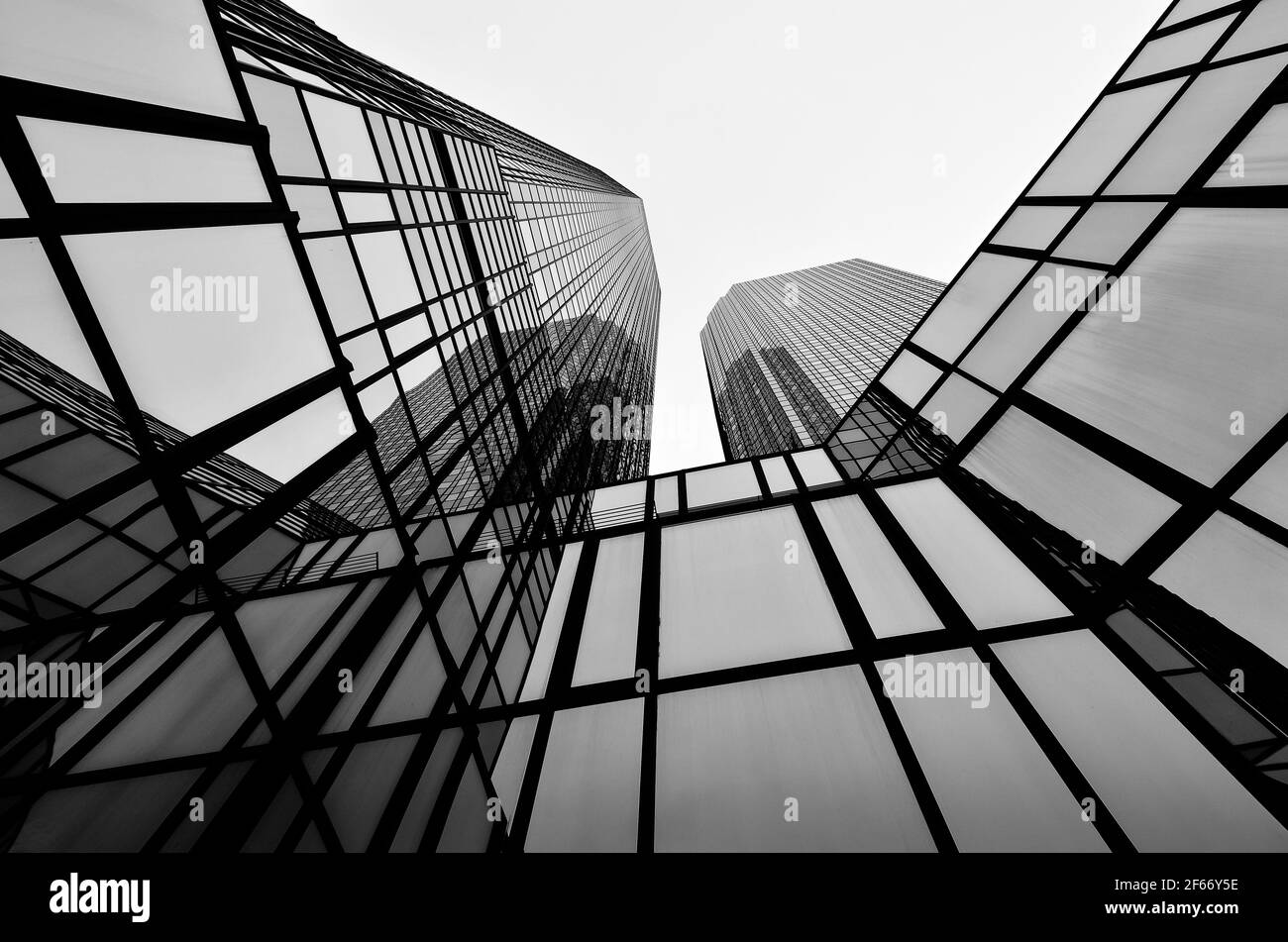 Schwarz-weißes modernes Wolkenkratzergebäude bei Tageslicht Stockfoto