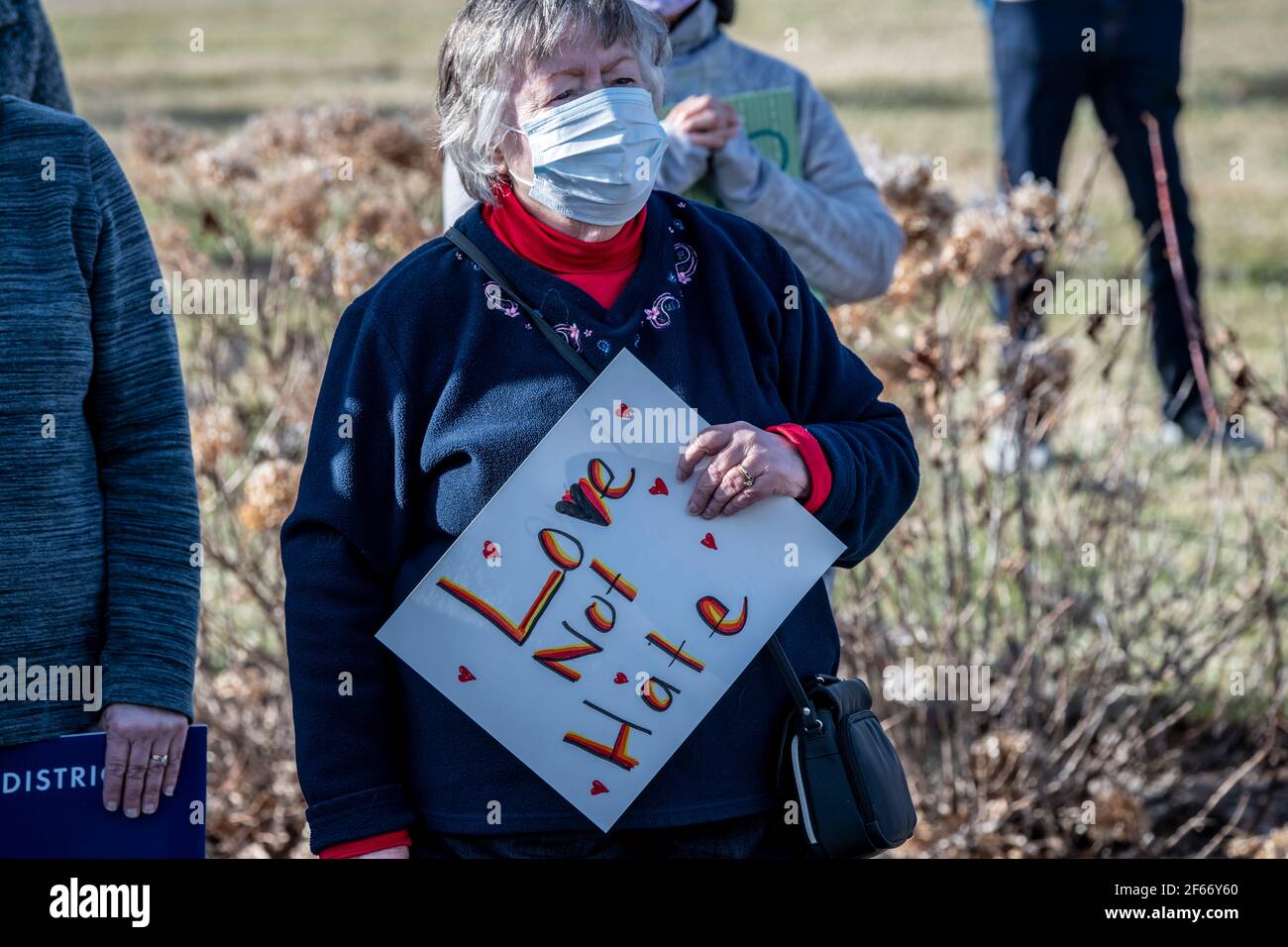 Maple Grove, Minnesota. März 25, 2021. Stoppen Sie den asiatischen Hassprotest, um an die Opfer der Atlanta-Morde zu erinnern. Stockfoto