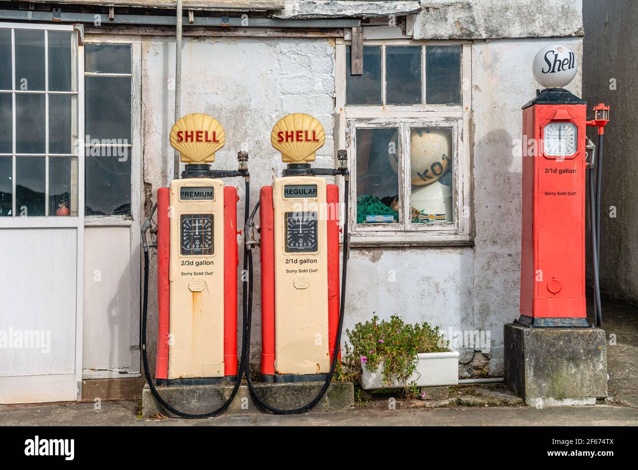 Alte Benzinpumpe an einer Shell-Tankstelle im Dorf St. Mawes, Cornwall, England Stockfoto