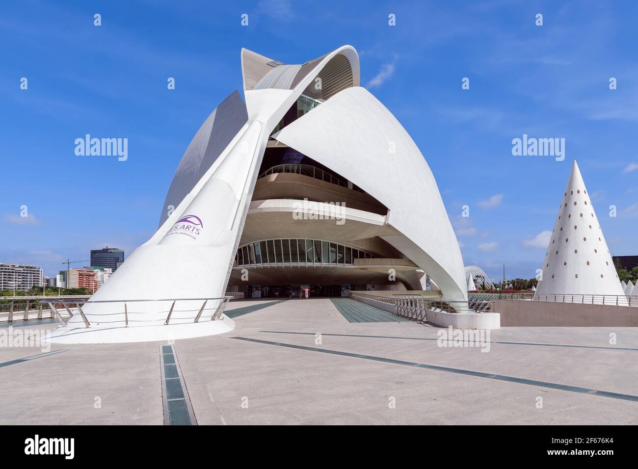 Valencia - Spanien. 24. Juni 2019: Eingang zum Opernhaus in der Stadt der Künste und Wissenschaften von Santiago Calatrava Stockfoto