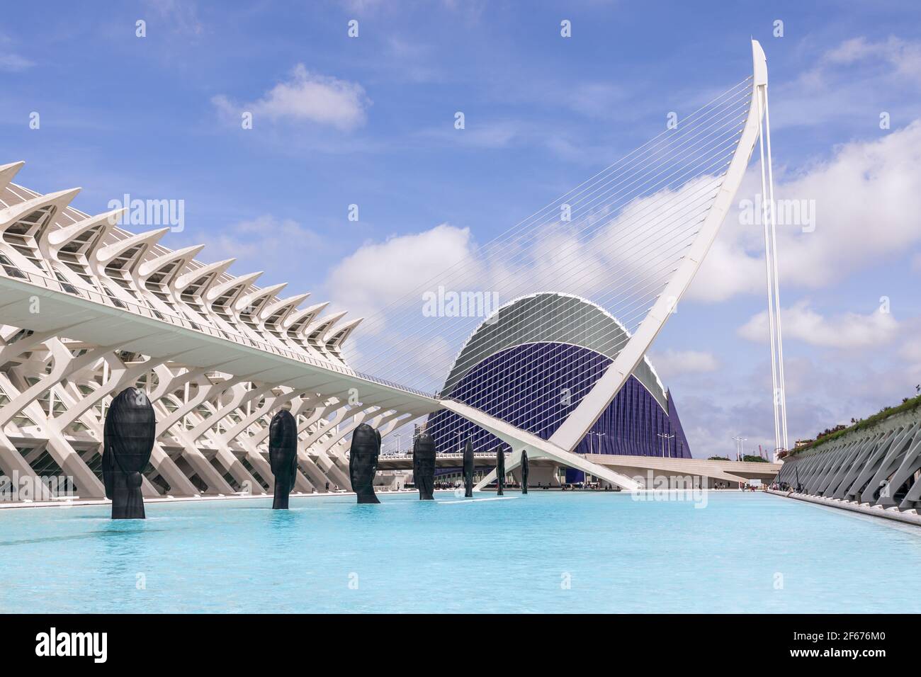 Valencia - Spanien. 24. Juni 2019: Blick auf die Arena (L Agora) und die Brücke innerhalb der Stadt der Künste und Wissenschaften von Santiago Calatrava Stockfoto
