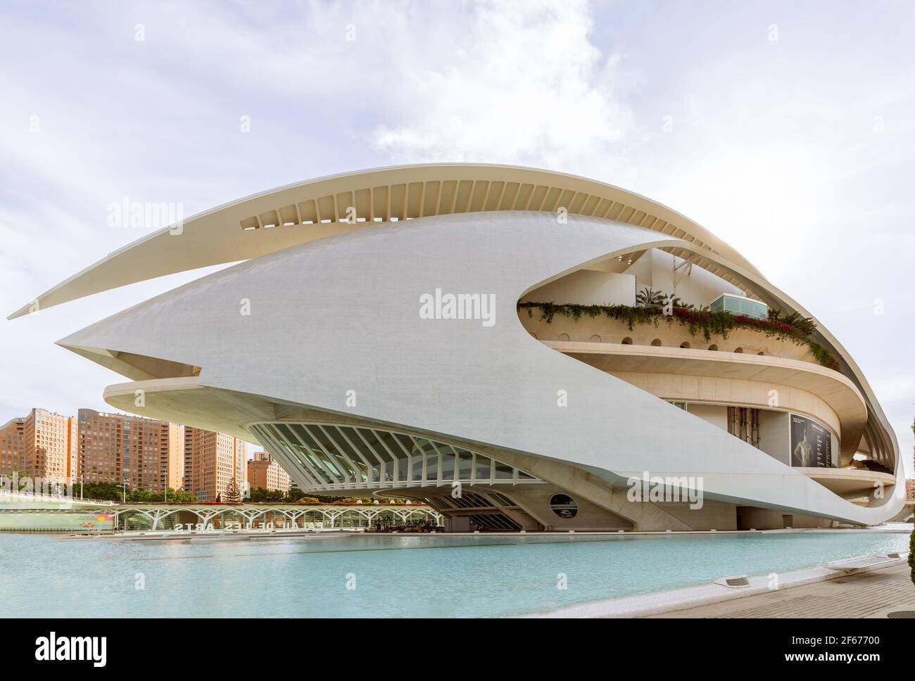 Valencia - Spanien. 24. Juni 2019: Schöne Aussicht auf das Opernhaus (Palau de les Arts Reina Sofia) von Santiago Calatrava Stockfoto