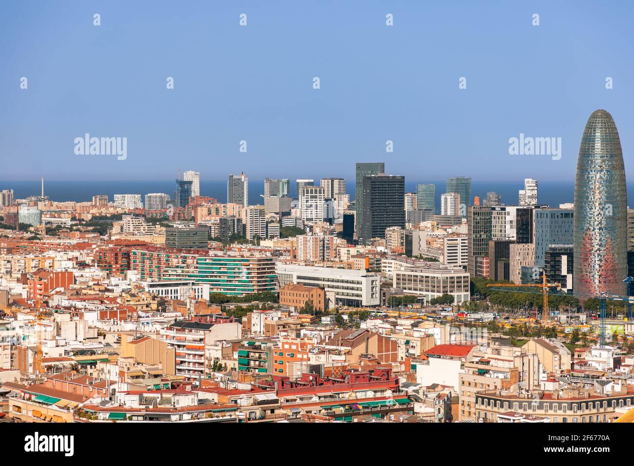 Barcelona - Spanien. 26. Juni 2019: Torre Glories (früher bekannt als Torre Agbar) und Poblenou Viertel von Barcelona Stockfoto