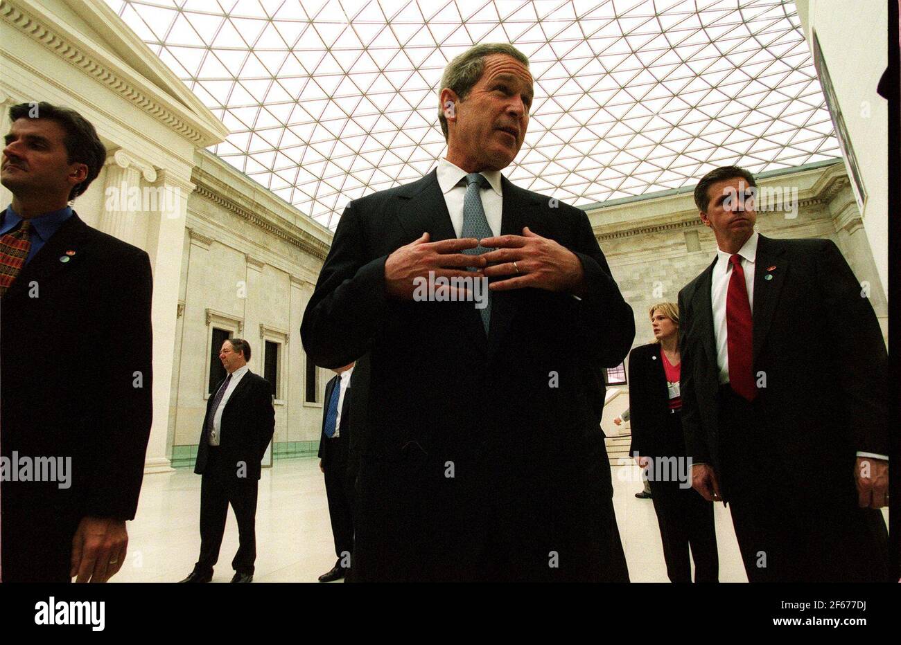 US-Präsident George Bush besucht den Lesesaal des British Museum in London, 19. Juli 2001. Bush sagte: "Wussten Sie, dass sie dort ein Buch haben, in dem sich die Leute eingeschrieben haben, um dort zu lesen? Karl Marx, Lenin, Mark Twain und jetzt George W. Bush. Von einem Ende des Spektrums zum anderen.' Stockfoto