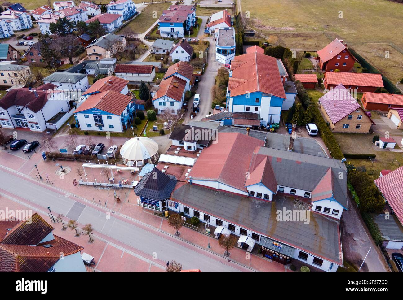 Koserow, Deutschland. März 2021, 22nd. Das Gelände des Hotels 'Hanse Kogge' in Koserow auf der Ostseeinsel Usedom. (Luftaufnahme mit Drohne) Quelle: Jens Büttner/dpa-Zentralbild/ZB/dpa/Alamy Live News Stockfoto