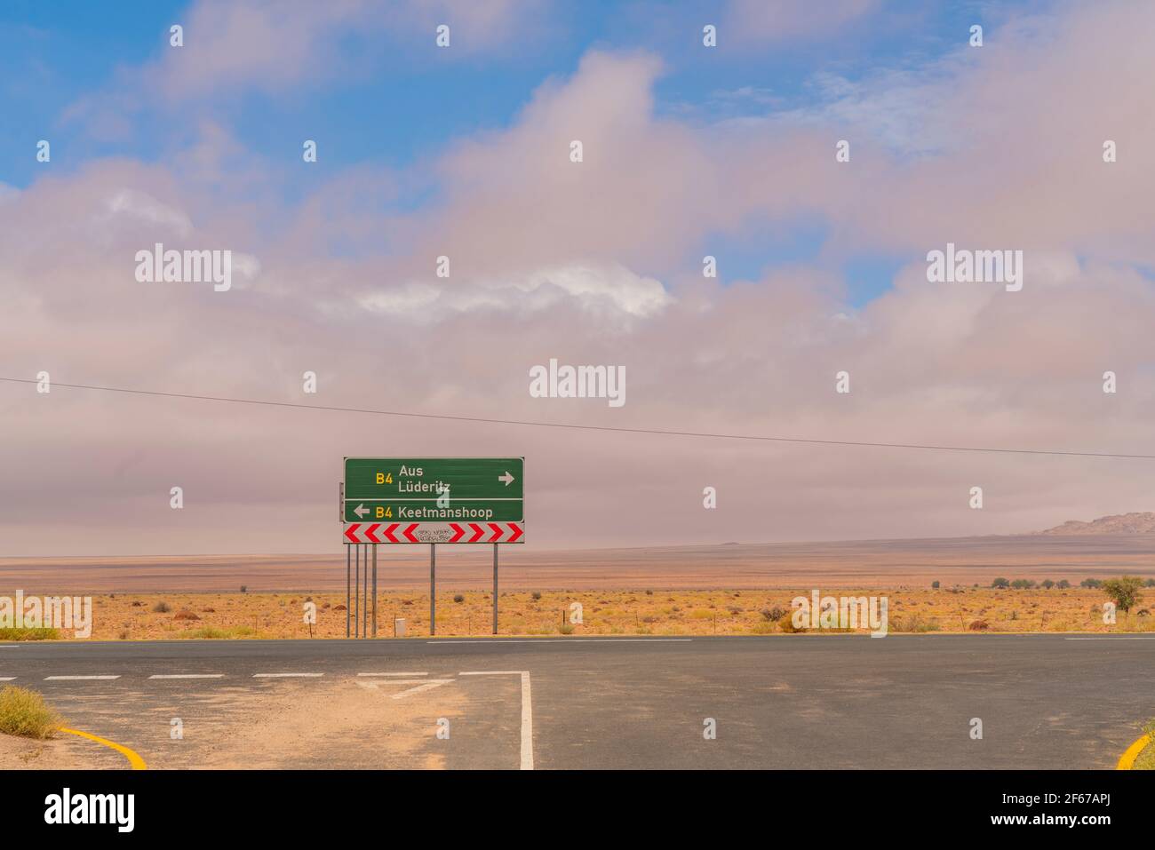 Straßenschild an der Straße B4 nach Luederitz, Luderitz oder Keetmanshoop, Namibia, Hintergrund Wüste und wolkigen Himmel Stockfoto