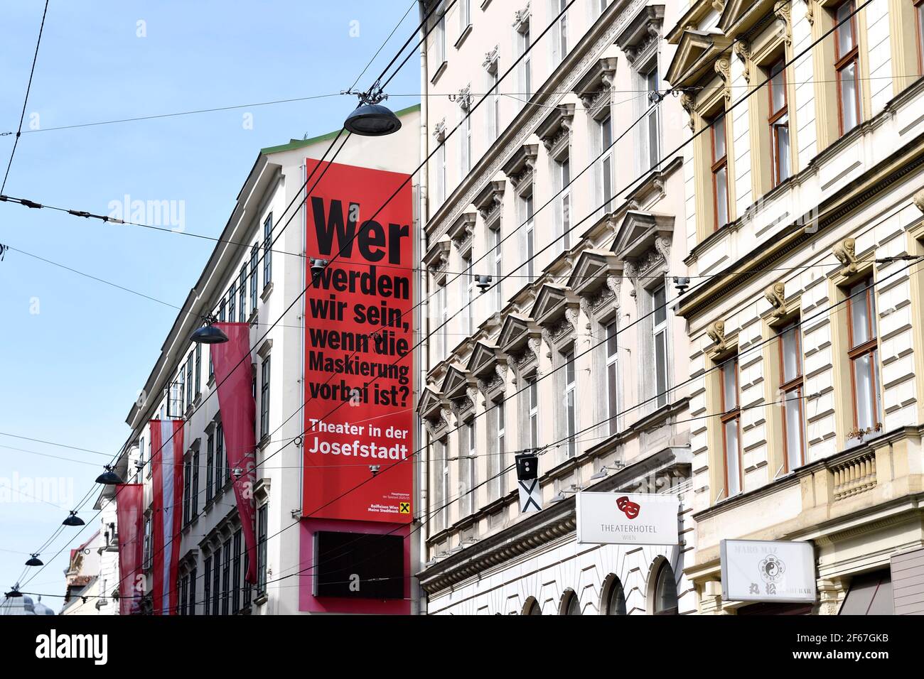 Wien, Österreich. Theater in der Josefstadt. Inschrift 'Wer werden wir sein, wenn die Maskierung vorbei ist'. Stockfoto