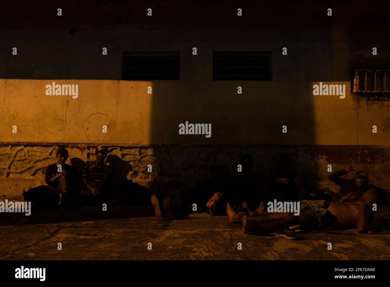 SALTO DE AGUA, MEXIKO – MÄRZ 29: Die honduranischen MigrantInnen ruhen sich auf den Bahngleisen aus, um nach der Weiterreise die Grenze der Vereinigten Staaten erreichen zu können, in der Hoffnung, dass die Einwanderungspolitik des jüngsten Präsidenten der Vereinigten Staaten, Joe Biden, ihnen helfen wird, bessere Arbeitsplätze zu bekommen. Am 29. März 2021 in Salto de Agua, Mexiko. Foto von Eyepix/ABACAPRESS.COM Stockfoto