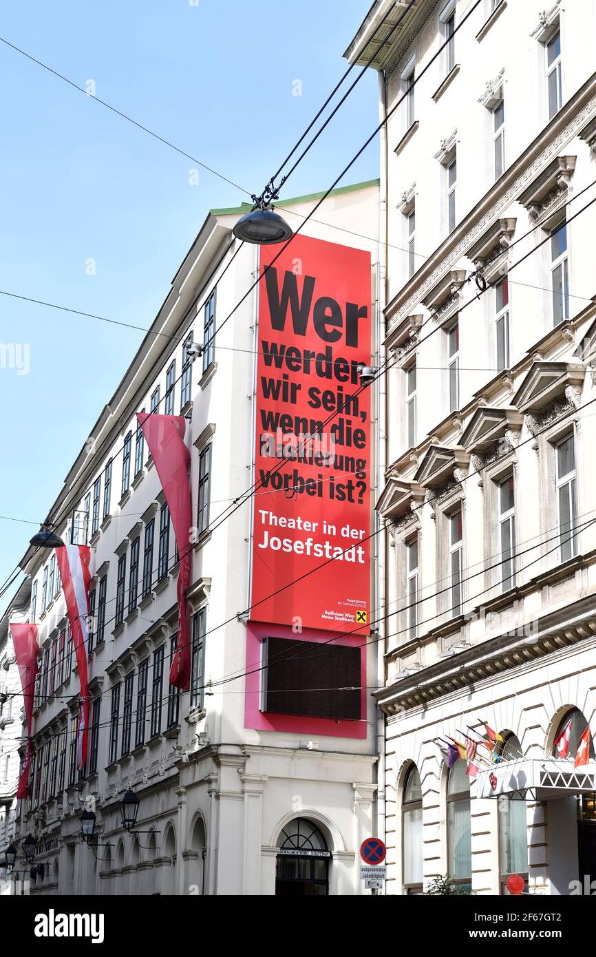 Wien, Österreich. Theater in der Josefstadt. Inschrift 'Wer werden wir sein, wenn die Maskierung vorbei ist'. Stockfoto