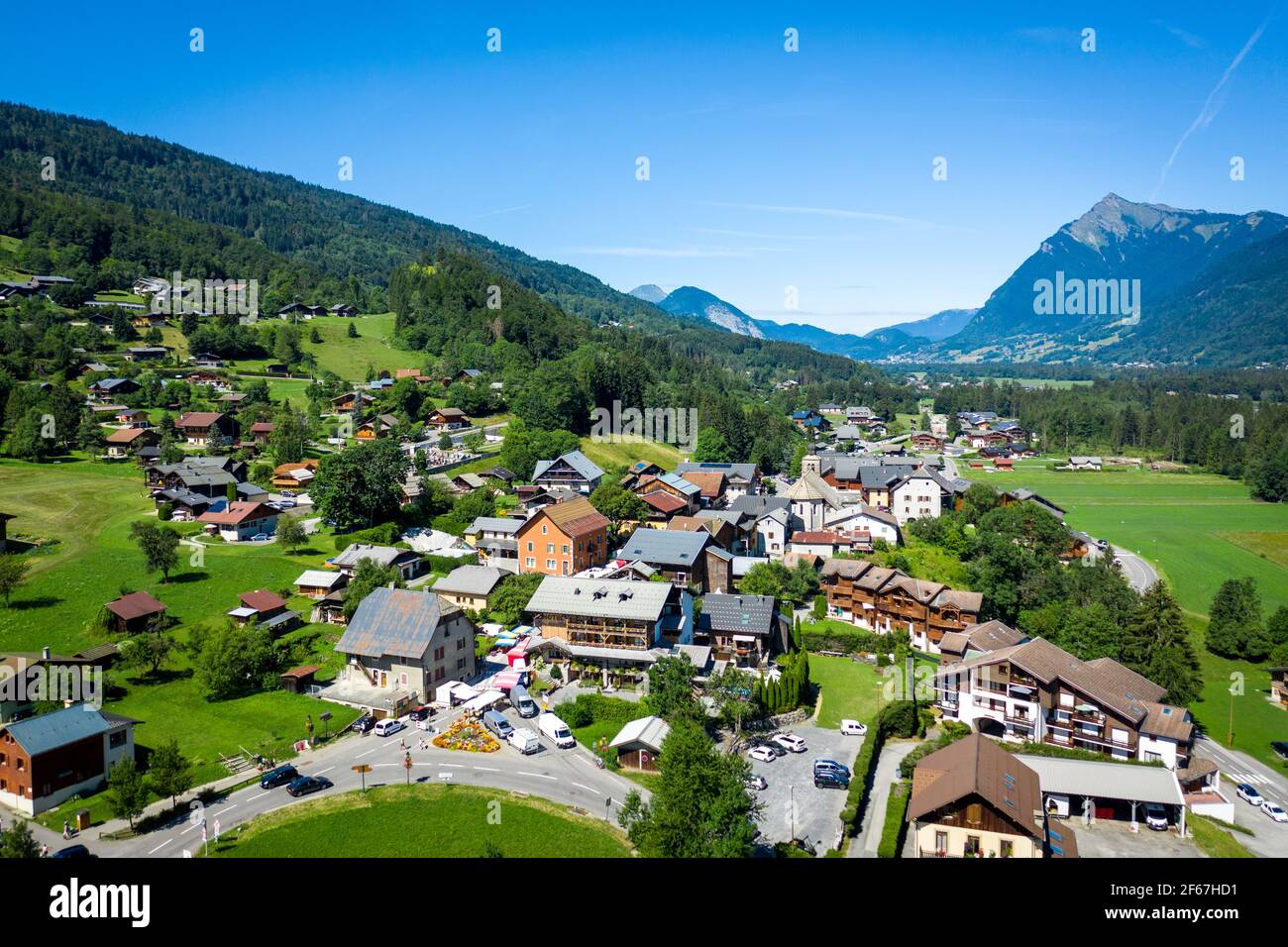 Mountain Touristenort mit Hotels und Ferienhäuser zu vermieten. Erhöhte Sicht auf das Dorf im Tal. Schönheit der Giffre-Bergregion, Frankreich. Stockfoto