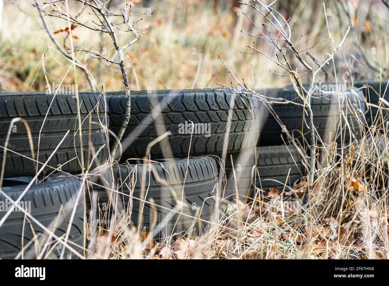 Haufen ausrangierte alte Reifen auf dem Gras Stockfoto