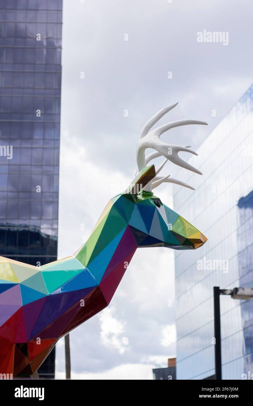 Street Art im Bostons Seaport District von dem spanischen Künstler Okuda San Miguel von Buck oder Deer Stockfoto