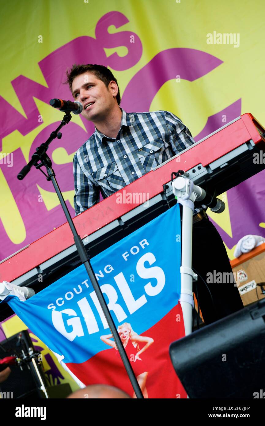 Scouting for Girls, die live auf der Bühne der Midlands singen Festival 2010 Stockfoto
