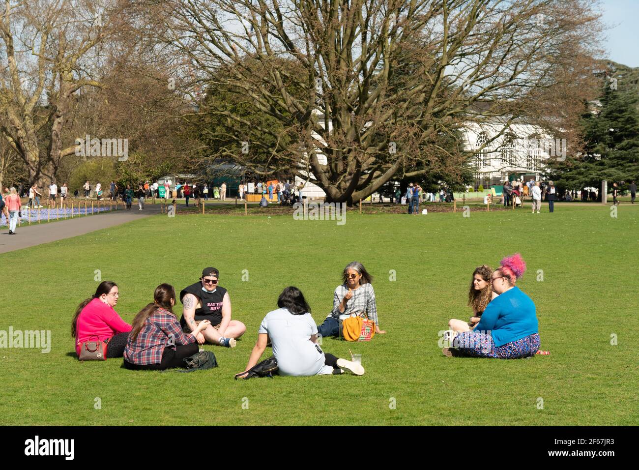 London, Großbritannien. März 2021, 30th. Die Menschen beobachten die Regel der sechs in Kew Gardens in London, das war der heißeste Ort in Großbritannien am heißesten März Tag seit 53 Jahren in London. Foto: Roger Garfield/Alamy Live News Stockfoto