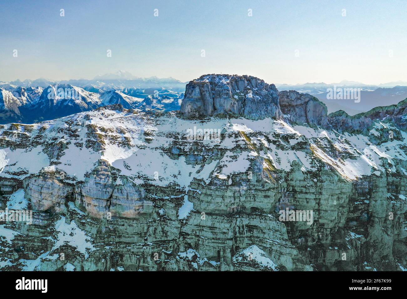 Luftaufnahme des schneebedeckten Berges in Nordeuropa französische alpen Stockfoto