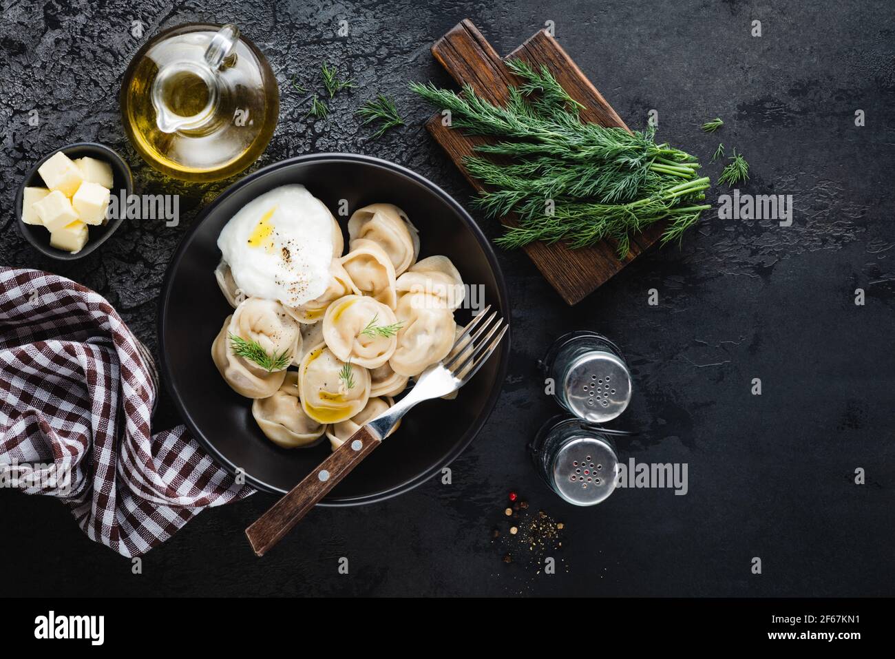 Pelmeni, Fleisch gefüllte gekochte Knödel mit Butter und saurer Sahne ...