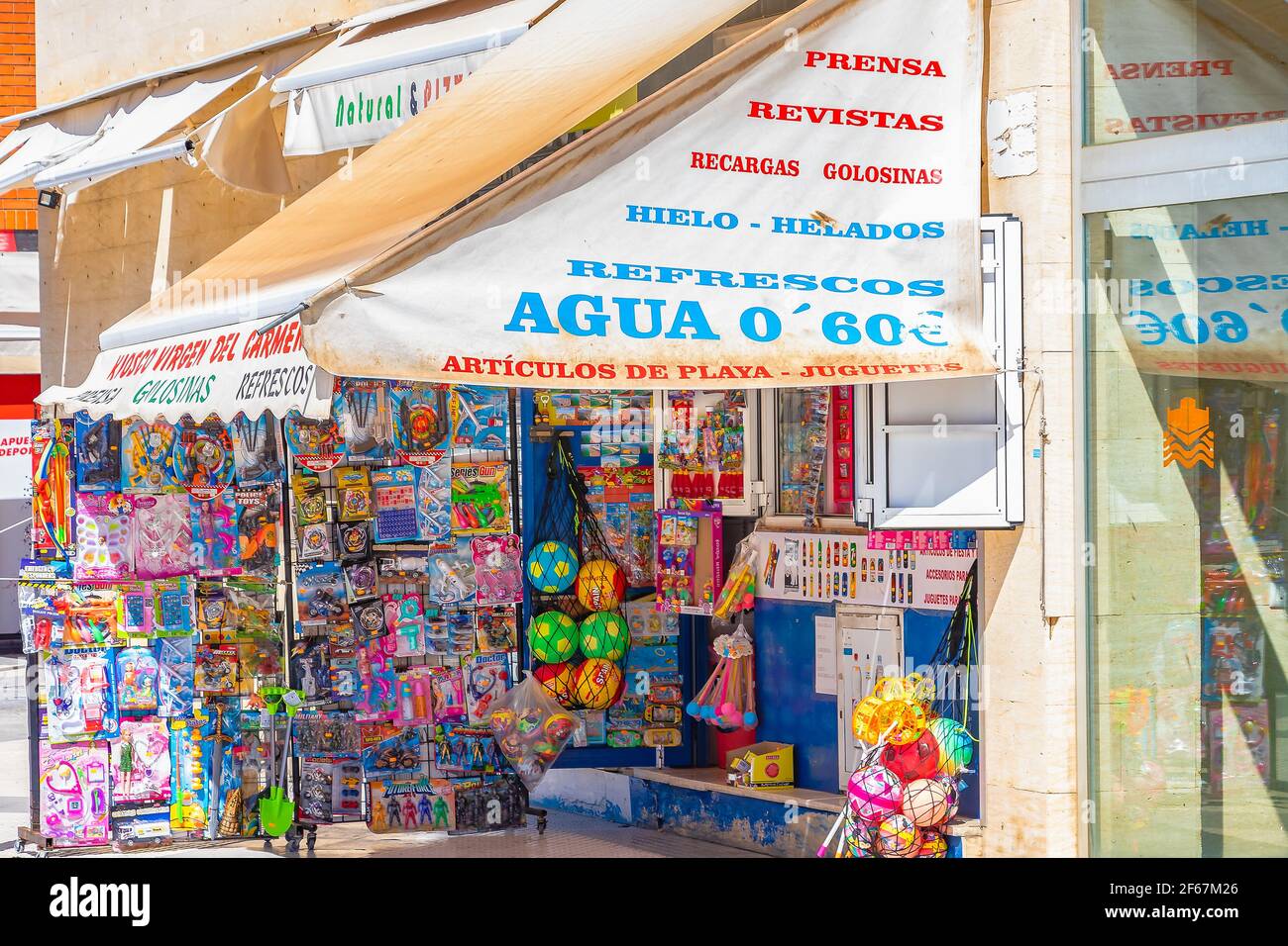 Punta Umbría, Huelva, Spanien - 21. März 2021: Typisches Geschäft mit Zeitungen und Zeitschriften, Spielzeug, Strandartikeln und Souvenirs in der Straße "Calle Ancha" von Stockfoto