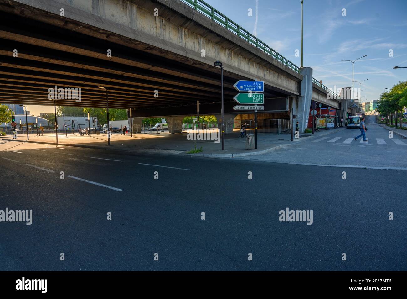 Niedrige Winkelansicht der Kreuzung neben der breiten Beton-Autobahnbrücke. Verkehrsinfrastruktur, Straßenbaukonzept. Stockfoto