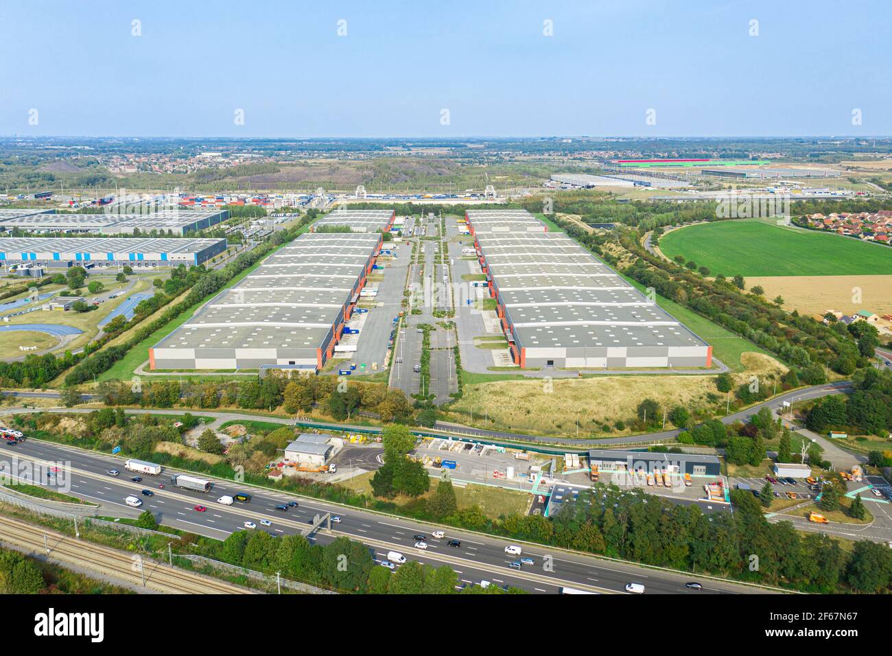Blick auf das große Logistikareal auf der Autobahn von der Drohne aus. Transport und Logistik, moderne Industriebauten und -Technologien. Stockfoto